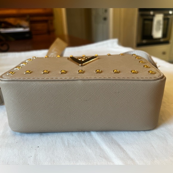 NWT Valentino Orlandi “V” Logo Taupe Camera Bag - Picture 6 of 9
